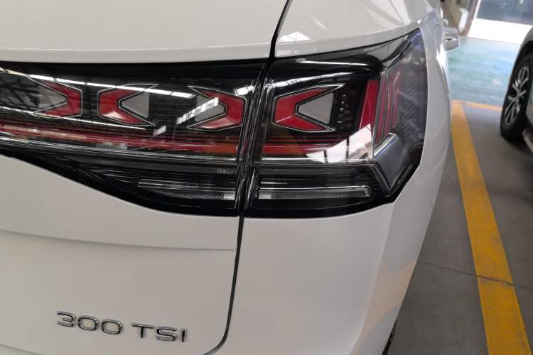 Used Volkswagen Tayron 2024 300TSI Two-Wheel-Drive Luxury Plus Advanced Version Right Rear Taillight