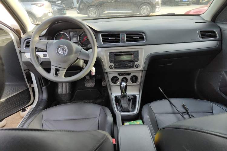 Used Volkswagen Lavida 2013 Restyled Classic 1.6L Automatic Comfort Edition Center Console