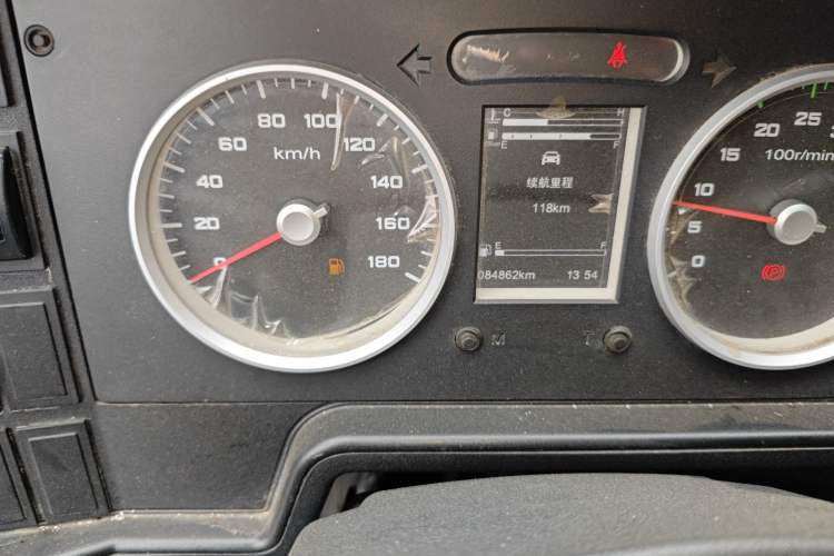 Used Iveco Daily 2021 2.8T V40 VAN厢式 Cargo Van 3-Seater Long Wheelbase Mid-Roof Design Dual Tires Manual Door Odometer Close Up