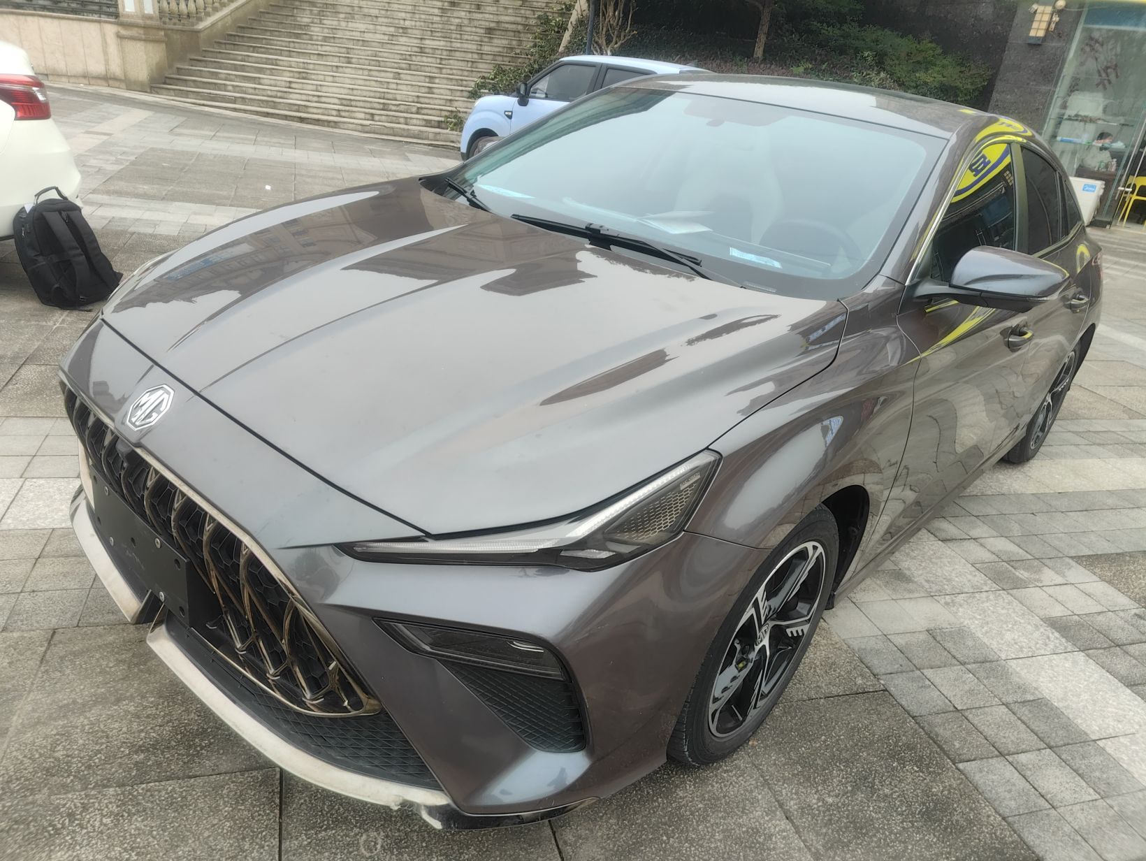 تحت مقدمة السيارة