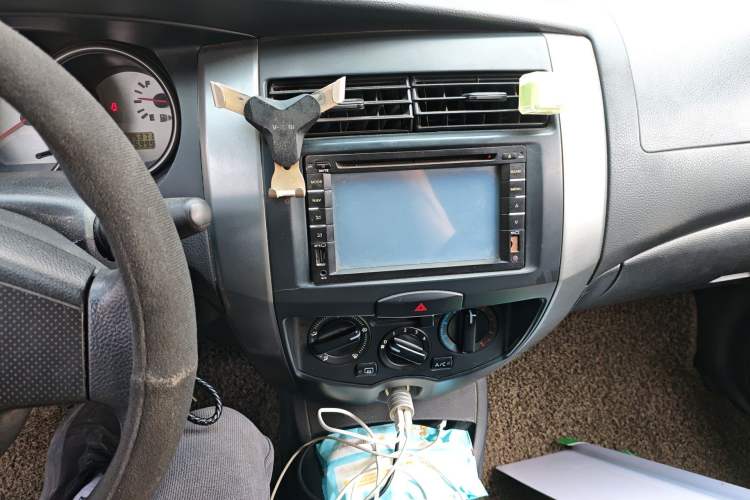 Used Nissan Livina 2010 Jingyue Edition 1.6L Manual All-Around Model Audio And AC Panel