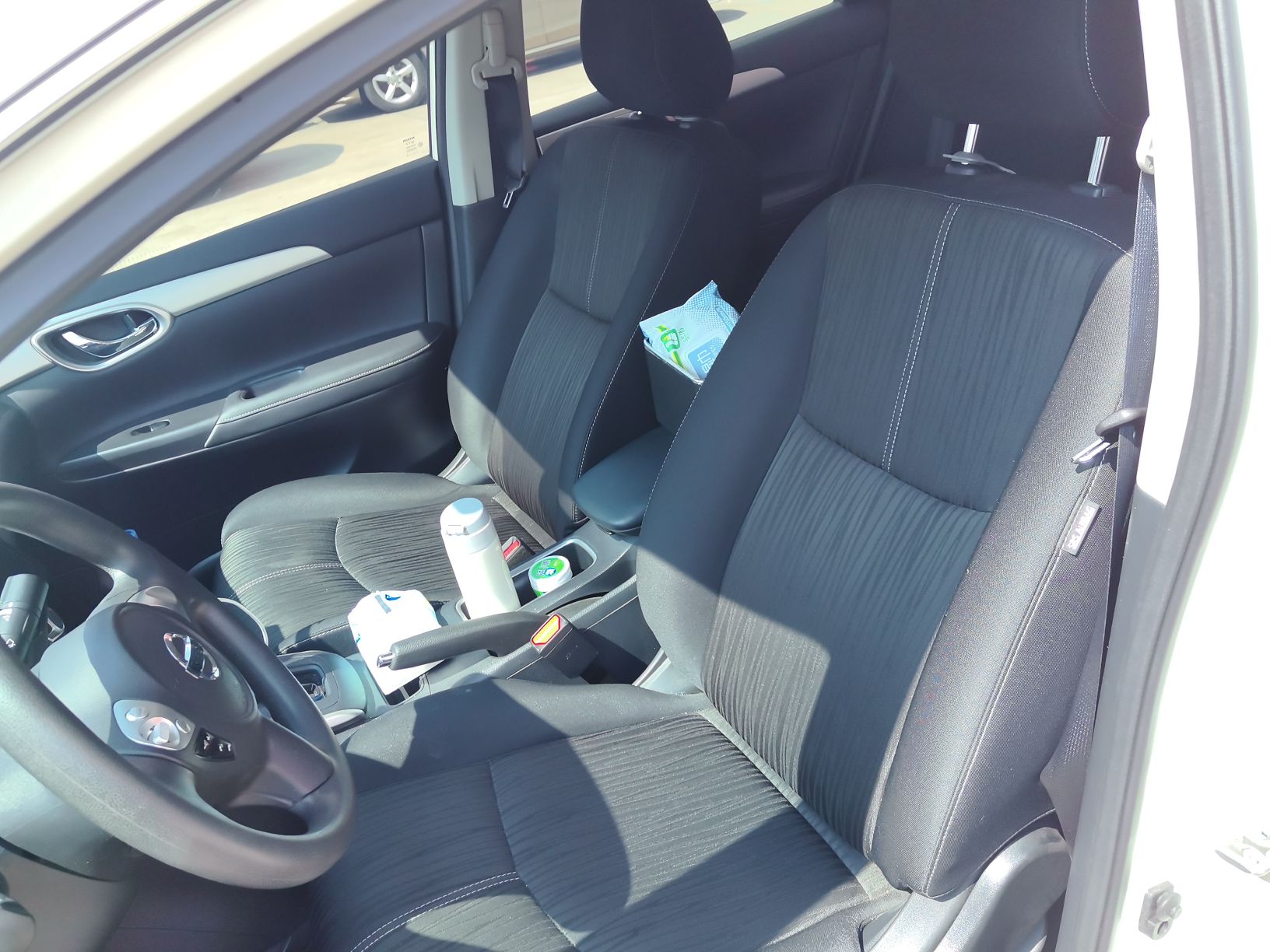 المقاعد الأمامية داخل السيارة