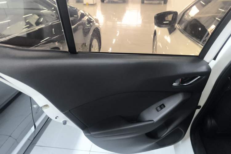 Used Mazda Mazda 3 Axela 2016 Hatchback 1.5L Automatic Luxury Model
