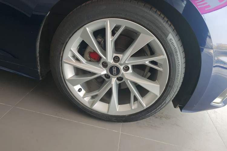 Used Audi A5 2021 Sportback 40 TFSI Stylish and Elegant Model Right Front Wheel Hub