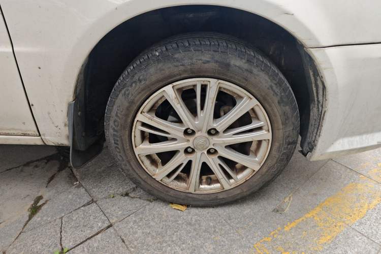 Used Soueast V3 Lingyue 2014 1.5L Manual Happiness Edition Right Front Wheel Hub