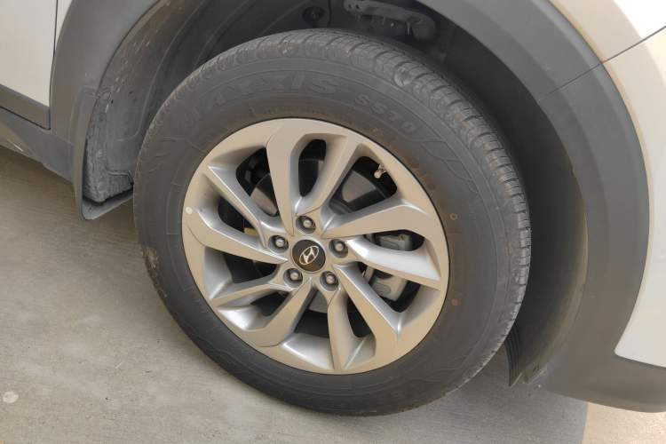 Used Hyundai Tucson 2018 1.6T Dual-Clutch Two-Wheel Drive 15th Anniversary Special Edition Right Front Wheel Hub