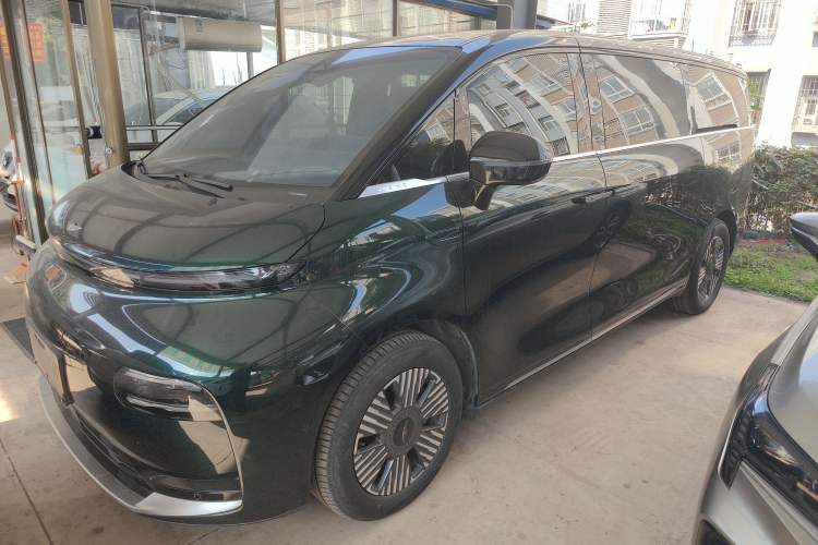 Used Geely Galaxy LEVC L380 2024 140-Degree 6-Seater All-Wheel-Drive Ultra