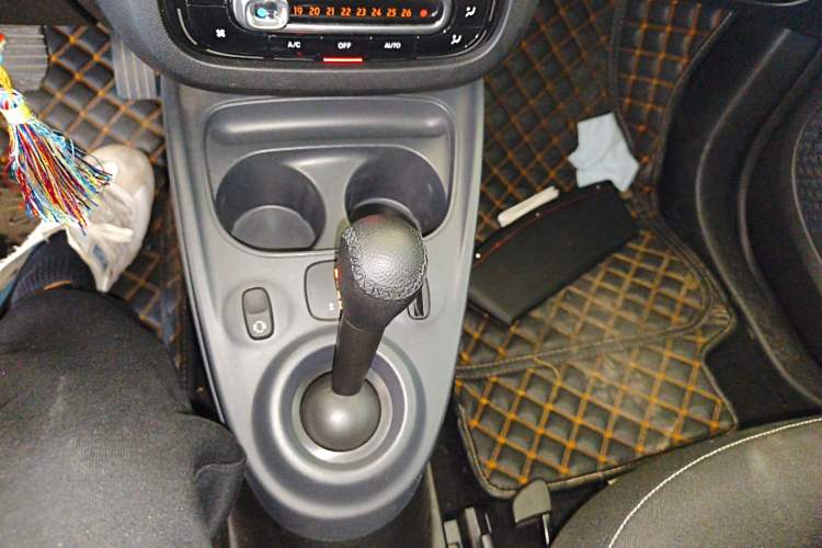 Used smart fortwo 2015 1.0L 52 kW Hardtop Passion Edition Gear Lever