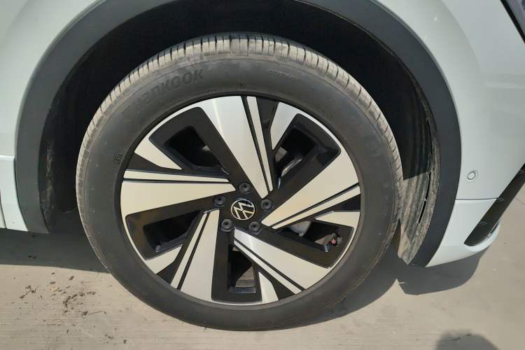 Used Volkswagen Tiguan L 2023 Facelifted 380TSI Automatic All-Wheel Drive R-Line Plus Version 7-Seater Right Rear Wheel Hub