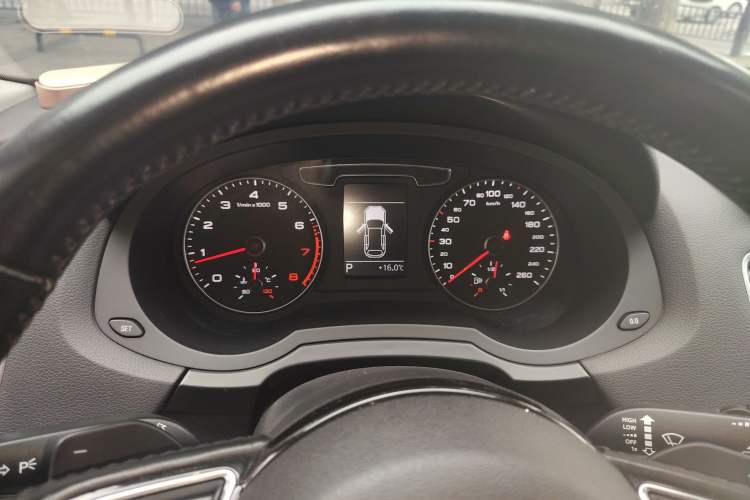 Used Audi Q3 2016 40 TFSI quattro all-wheel-drive sport model
