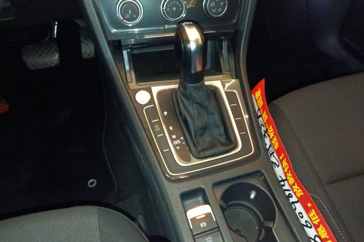 Used Volkswagen Golf 2020 Zhiai Edition 200TSI DSG Comfortable & Ambitious Version Gear Lever