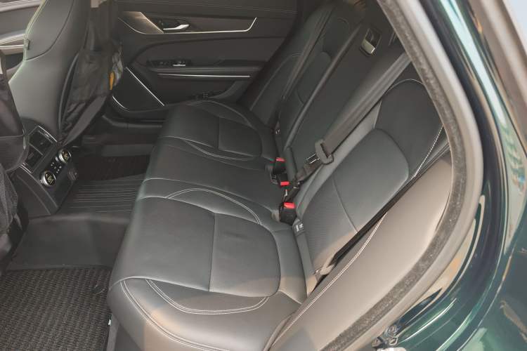 Used Jaguar XFL 2024 2.0T P300 Four-Wheel Drive Flagship Sport Gold Edition Left Rear Seat