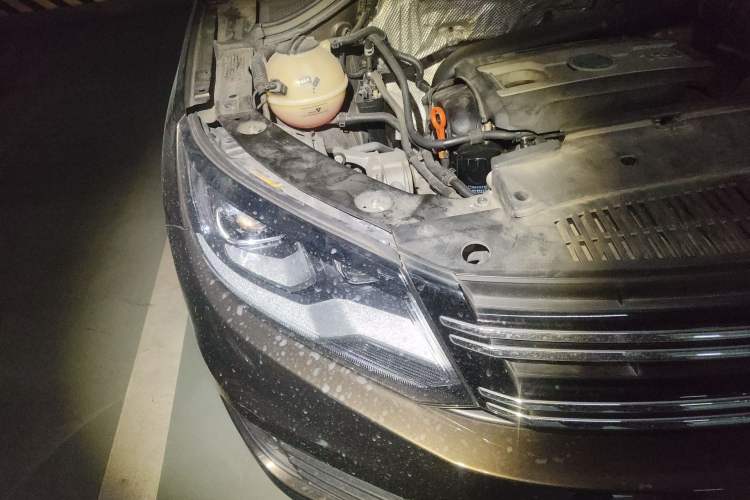 Used Volkswagen Tiguan 2013 1.8 TSI Automatic All-Wheel Drive Luxury Model Right Front Headlight