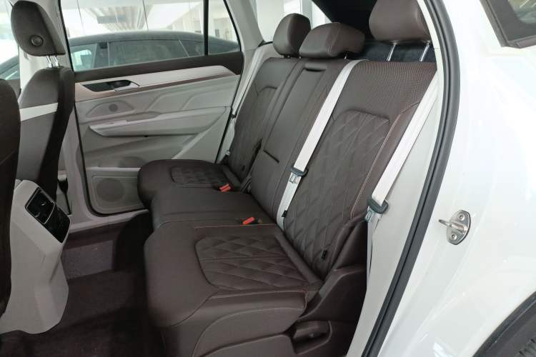 Used Volkswagen Tavendor 2024 Facelifted 380TSI All-Wheel Drive R-Line Cruise Premium Edition Left Rear Seat