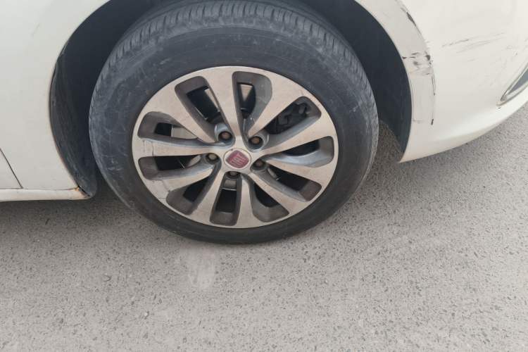 Used Fiat Viaggio 2012 1.4T Automatic Jingxiang Edition Right Front Wheel Hub