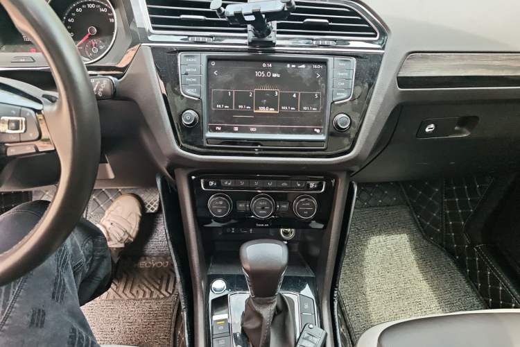 Used Volkswagen Tiguan L 2017 380TSI Automatic All-Wheel-Drive Luxury Edition Audio And AC Panel