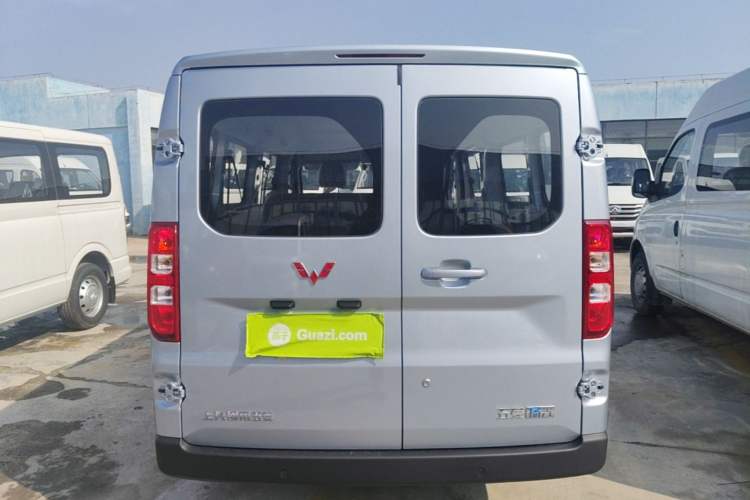 Used Wuling Yangguang 2024 300KM Comfort Version Passenger Van 75kW Rear