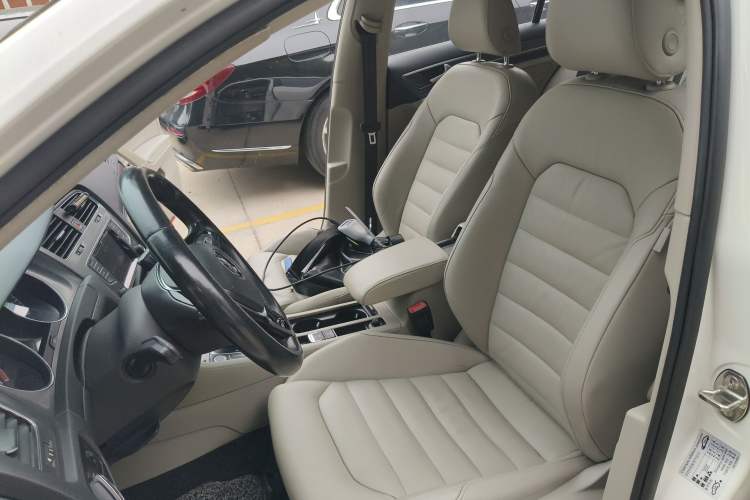 Used Volkswagen Golf 2015 1.4TSI Automatic Luxury Model Left Front Seat