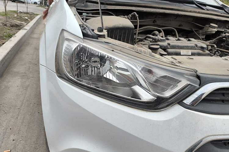 Used Chevrolet Aveo Sonic 2014 Sedan 1.4 SL MT Comfort Edition Right Front Headlight