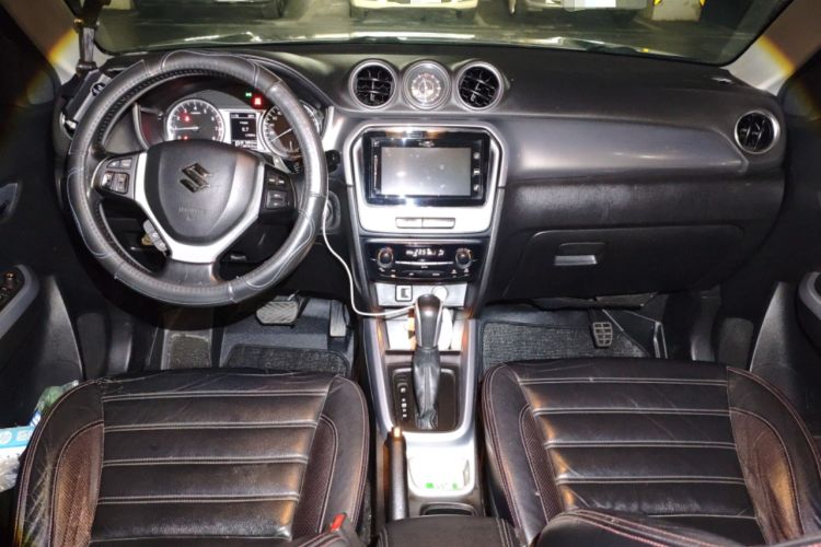 Used Suzuki Vitara 2016 1.4T Automatic Two-Wheel Drive Luxury Version Center Console