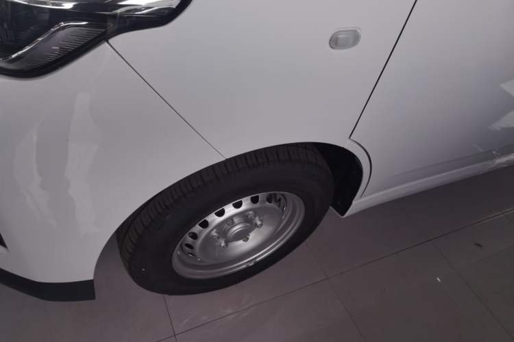 Used Wuling Yangguang 2025 Model 400km Bus Edition—Comfort Edition Left Front Wheel Hub