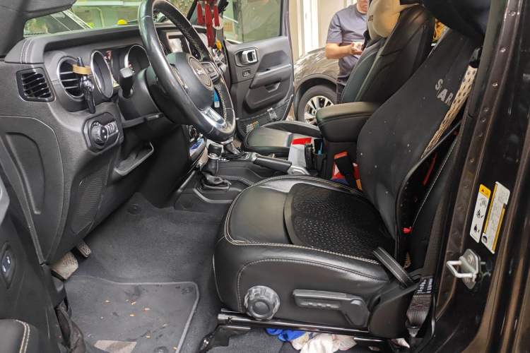 Used Jeep Wrangler 2019 2.0T Sahara Four-Door Version China VI Emission Standard
