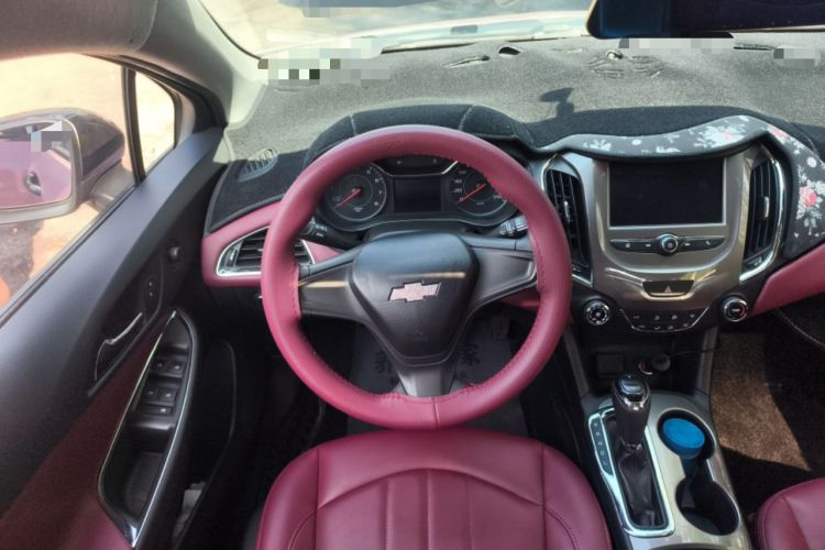 Used Chevrolet Cruze 2018 Hatchback 320 Automatic Pioneer Sunroof Edition Steering Wheel