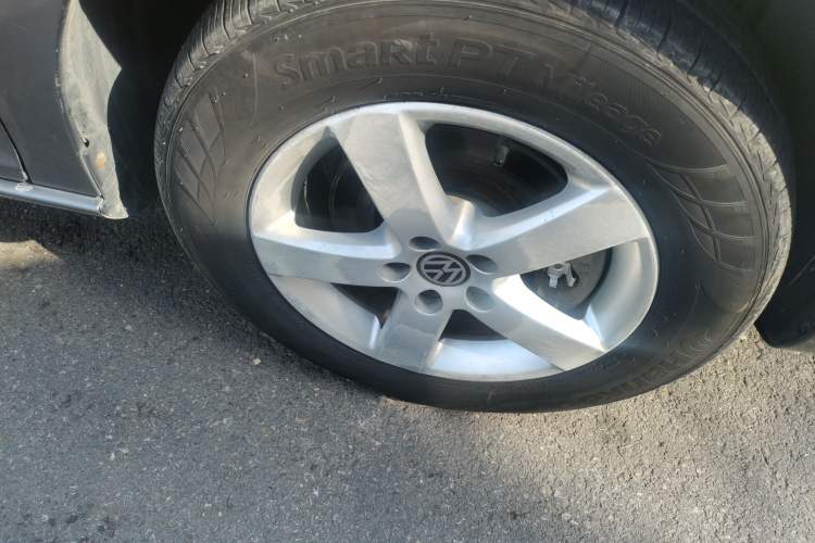 Used Volkswagen Bora 2012 1.6L Automatic Fashion Edition Right Front Wheel Hub