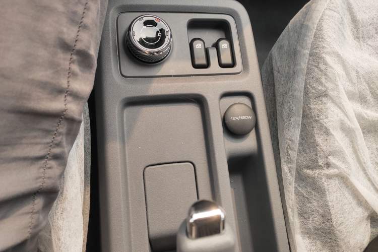 Used Wuling Yangguang 2024 300KM Comfort Version Passenger Van 75kW
