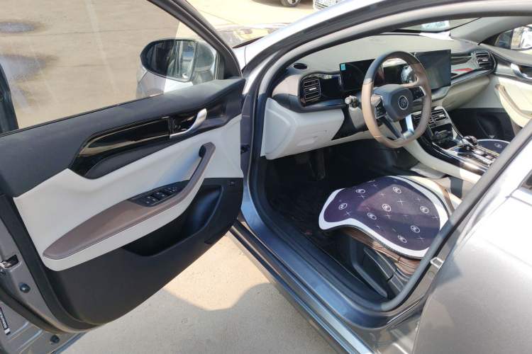 Used BYD Qin PLUS 2023 Champion Edition DM-i 55KM Leading Model Driver Seat