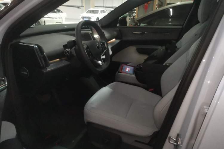 Used Volvo EX30 2025 Rear-Drive Long-Range Version Ultra