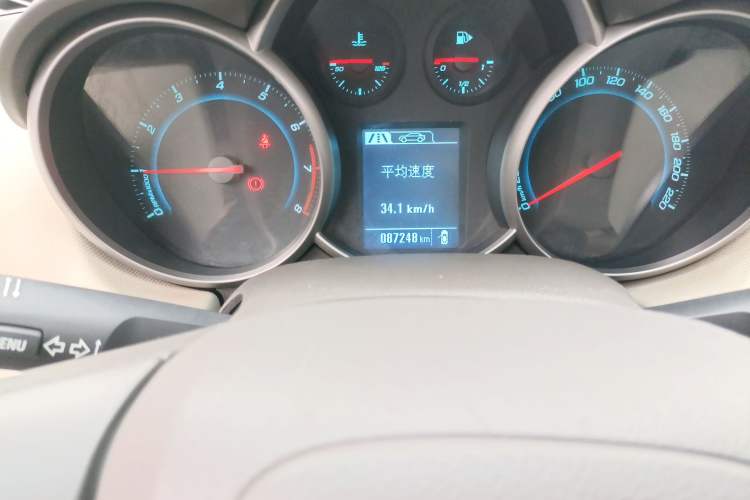 Used Chevrolet Cruze 2015 1.5L Classic SL MT Odometer Close Up