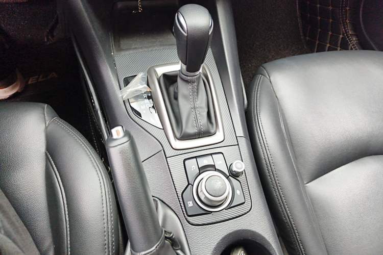 Used Mazda 3 Axela 2017 Sedan 1.5L Automatic Comfort Model Emission Standard China V Gear Lever