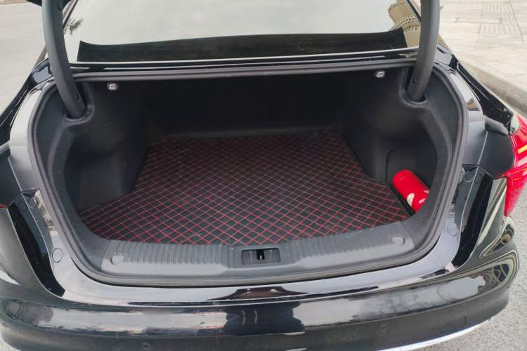 Used Hongqi H5 2023 1.5T DCT Smart Connect Flagship Edition Trunk