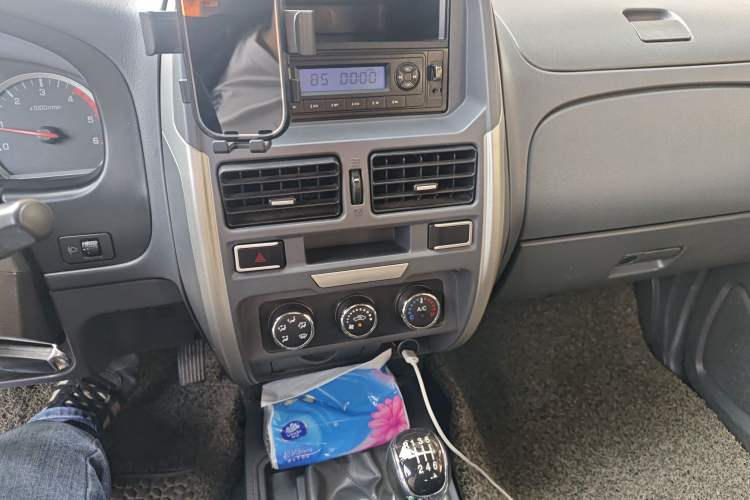 Used Dongfeng Ruichi 2017 2.5T Diesel Two-Wheel Drive Standard Version ZD25T5 Audio And AC Panel