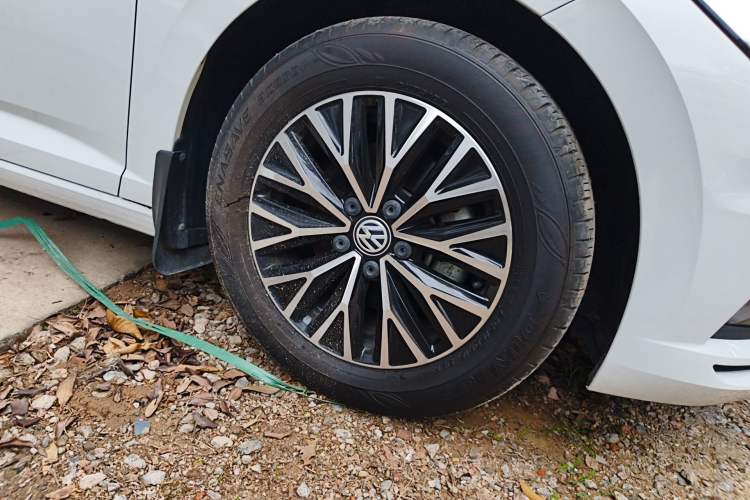 Used Volkswagen Sagitar 2021 280TSI DSG Comfort Connect Edition Right Front Wheel Hub