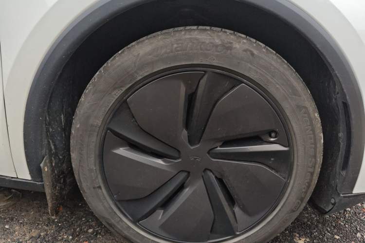 Used Tesla Model Y 2025 Long-Range All-Wheel-Drive Version Right Front Wheel Hub