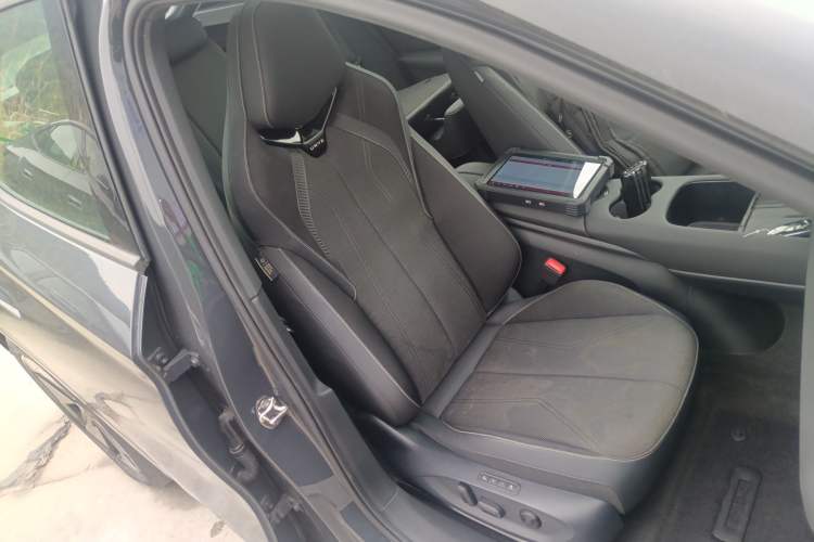 Used Volkswagen ID.UNYX 2024 Pro Long-Range Version Right Front Seat