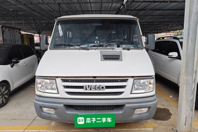 Used Iveco Daily 2017 2.5T A35 Low-Roof 5-7 Seater Passenger Van 47Z5
