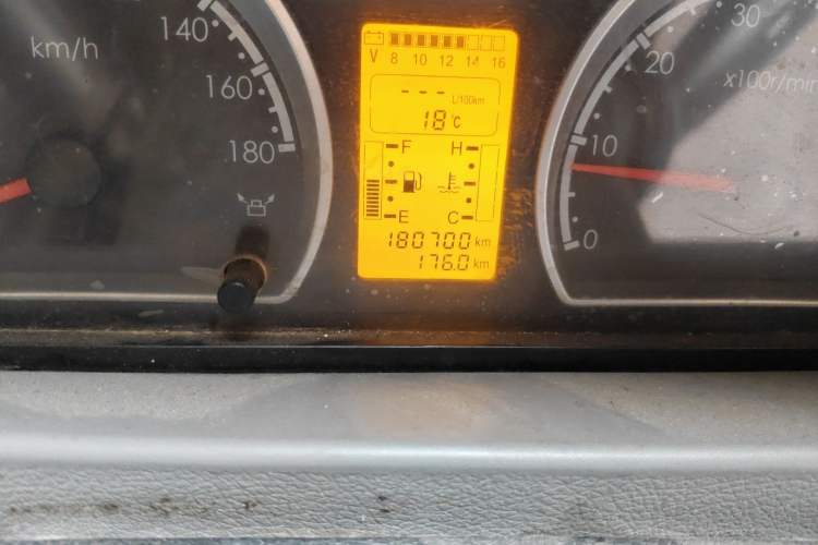 Used Dongfeng Yufeng 2014 2.5T YuliBao Logistics Vehicle Low-Trim Version with Short Wheelbase and Mid-Roof Design – ZD25