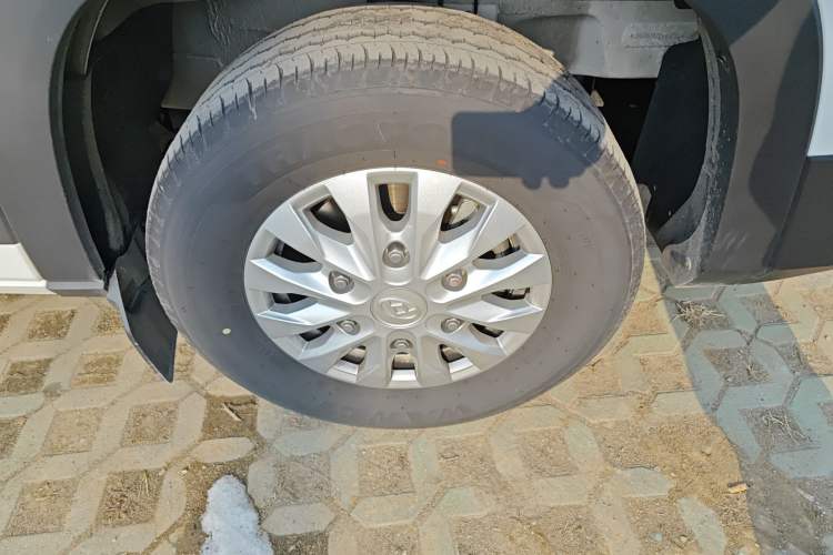 Used SAIC MAXUS Xintu V90 2024 ZhiJie 2.0T Automatic Rear-Drive Long-Wheelbase High-Roof Model with Single Rear Tire Available in 6/7-Seater Configurations
