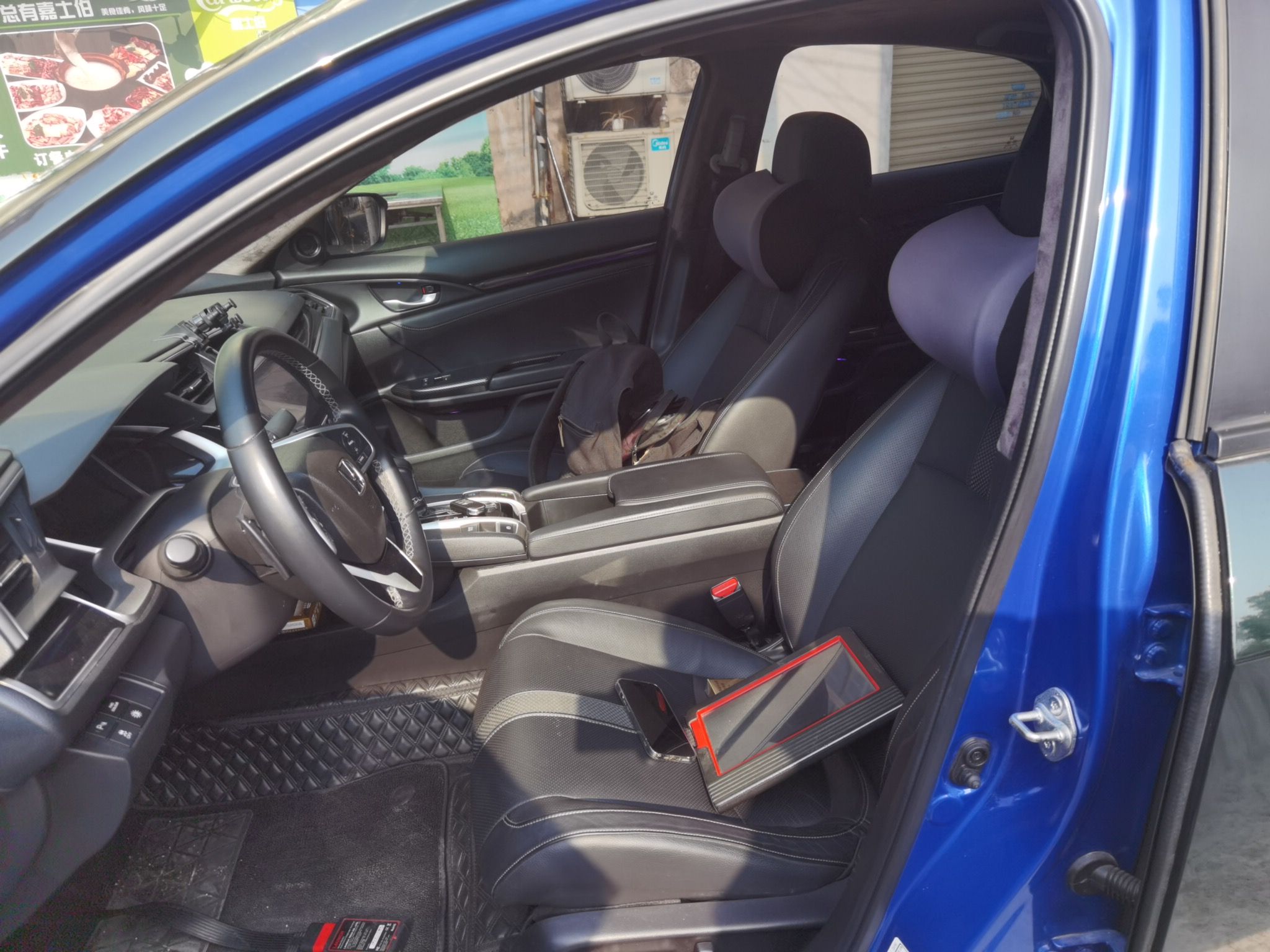 المقاعد الأمامية داخل السيارة