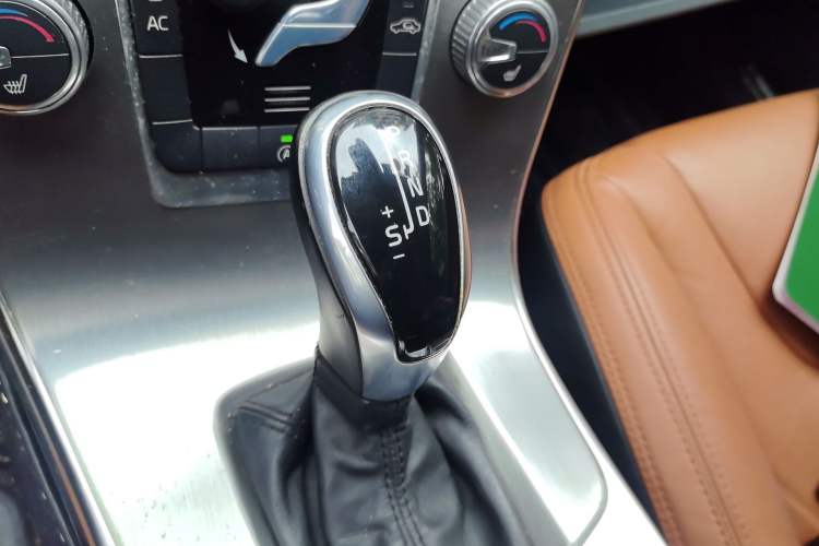 Used Volvo S60 2015 S60L 2.0T Zhiyuan Edition Gear Lever