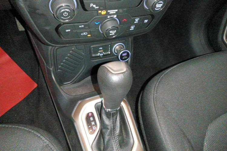 Used Jeep Renegade 2018 Connected Large Screen Version 180T Automatic High-Energy Edition Gear Lever