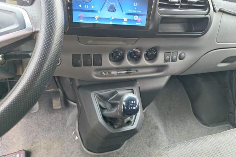 Used JMC Transit 2019 2.8T Commercial Version Short Wheelbase Mid-Roof 6-Seater China VI JX493