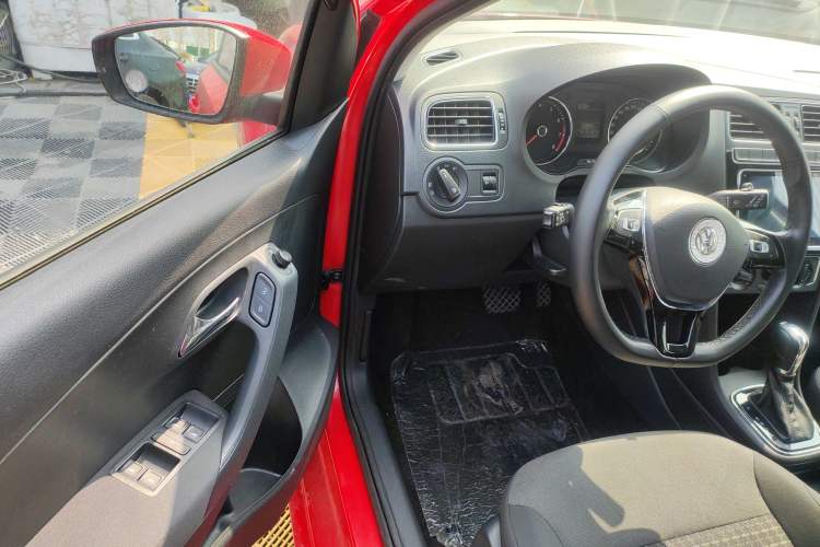 Used Volkswagen Polo 2016 1.6L Automatic Comfort Model
