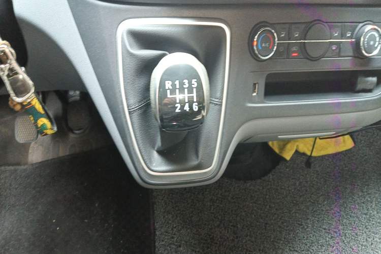 Used SAIC MAXUS Xintu V80 2024 Aotong Value Edition 6MT Long-Wheelbase Mid-Roof Model with 127 Ps Available in 6/7/8/9-Seater Configurations Gear Lever