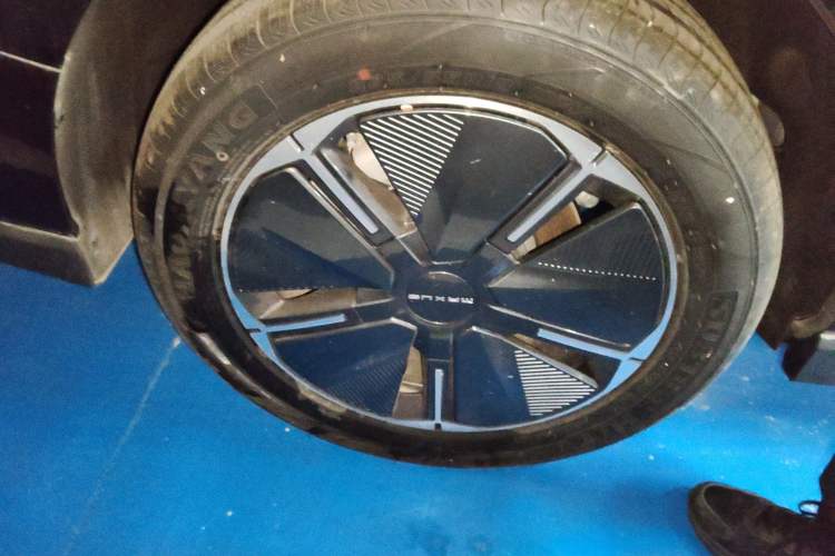 Used SAIC MAXUS Dajia 7 2024 Revised Version Super Hybrid Long-Range Edition Enjoyment Version Right Rear Wheel Hub