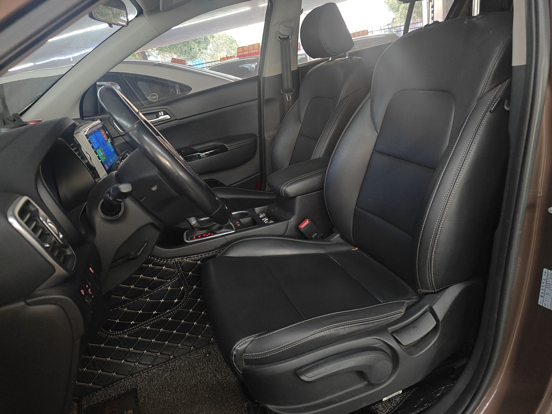 Переднее сиденье в автомобиле