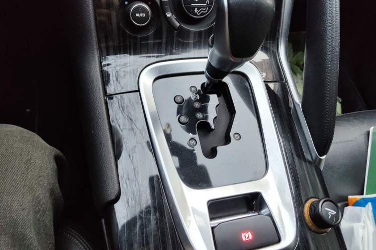 Used Peugeot 3008 2015 2.0L Automatic Trend Edition Gear Lever